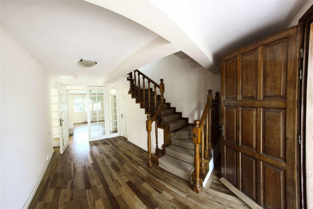Vila inchiriere Banu Manta Titulescu 10 camere , teren 725 mp