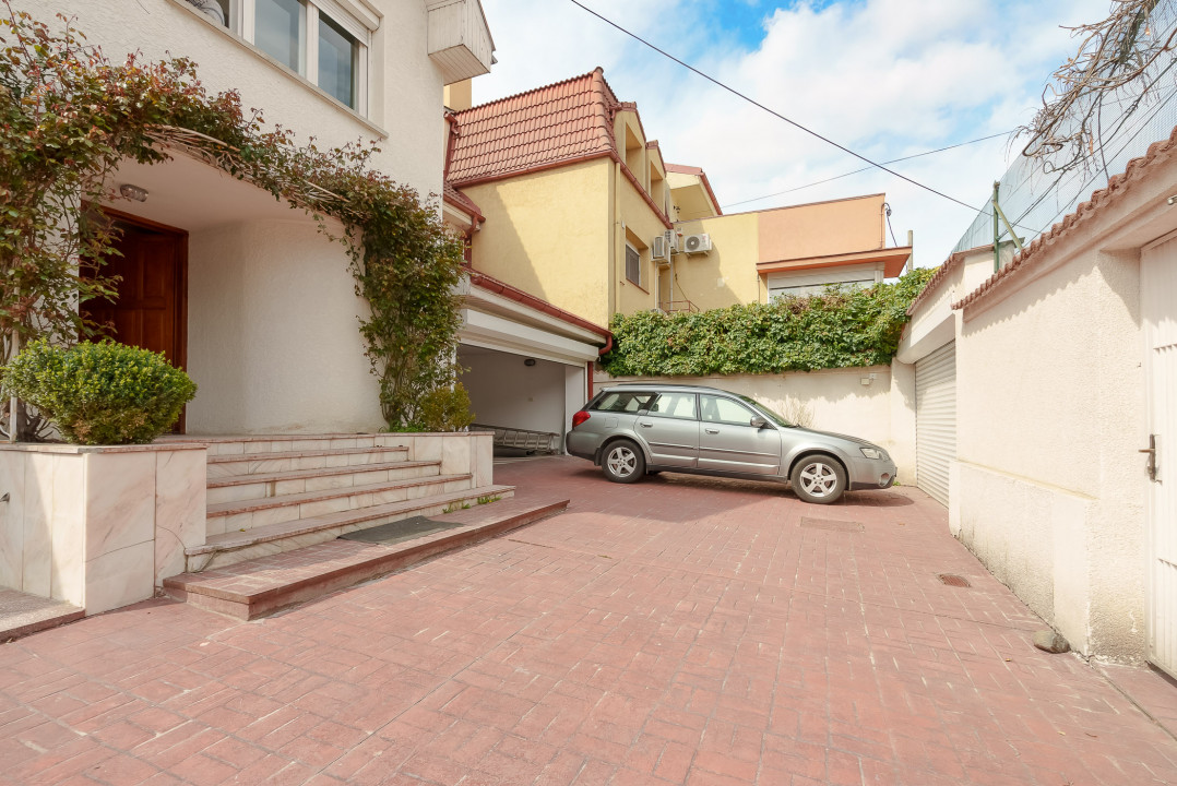 Vila inchiriere Banu Manta Titulescu 10 camere , teren 725 mp